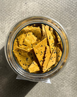 Crackers de garbanzo, cúrcuma y pimienta